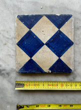 Load image into Gallery viewer, T45)17 th century ornementaldelft tile

