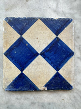 Load image into Gallery viewer, T45)17 th century ornementaldelft tile
