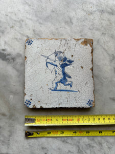 T43)17th century tile with angel