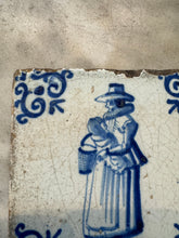 Afbeelding in Gallery-weergave laden, T19)delft handpainted tile woman with child
