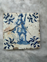 Afbeelding in Gallery-weergave laden, T26)delft tile with soldier
