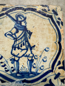 T13) 17 th century delft tile with soldier