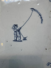 Afbeelding in Gallery-weergave laden, T153)delft tile with child with Kate
