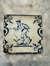 Afbeelding in Gallery-weergave laden, T15) delft 17 th century tile with hunter
