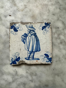T39) tile with musician. 17 th century