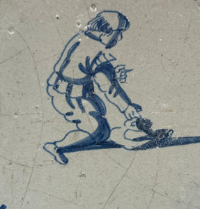 T52) 17 th century delft tile with child playing