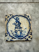 Afbeelding in Gallery-weergave laden, T13) 17 th century delft tile with soldier
