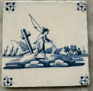 T75)18 th century delft tile with fisherman