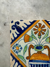 Afbeelding in Gallery-weergave laden, T36) 17 th century nice flowervase tile
