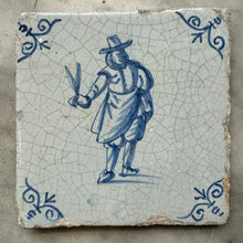 Afbeelding in Gallery-weergave laden, T57)17th century delft tile with man with succors
