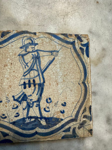 T20)Dutch tile with soldier with gun