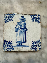 Afbeelding in Gallery-weergave laden, T19)delft handpainted tile woman with child
