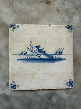 Load image into Gallery viewer, T18)delft tile with bird
