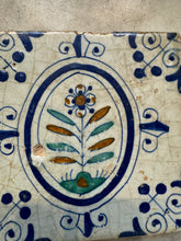 Afbeelding in Gallery-weergave laden, T14) 17th century delft tile flower
