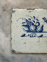 Afbeelding in Gallery-weergave laden, T10)17 th century delft handpainted tile with fruit
