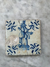 Afbeelding in Gallery-weergave laden, T27)17 th century tile with soldier
