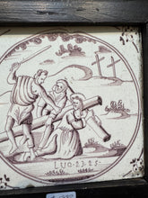 Afbeelding in Gallery-weergave laden, T110) Delft bible tile in  wooden frame
