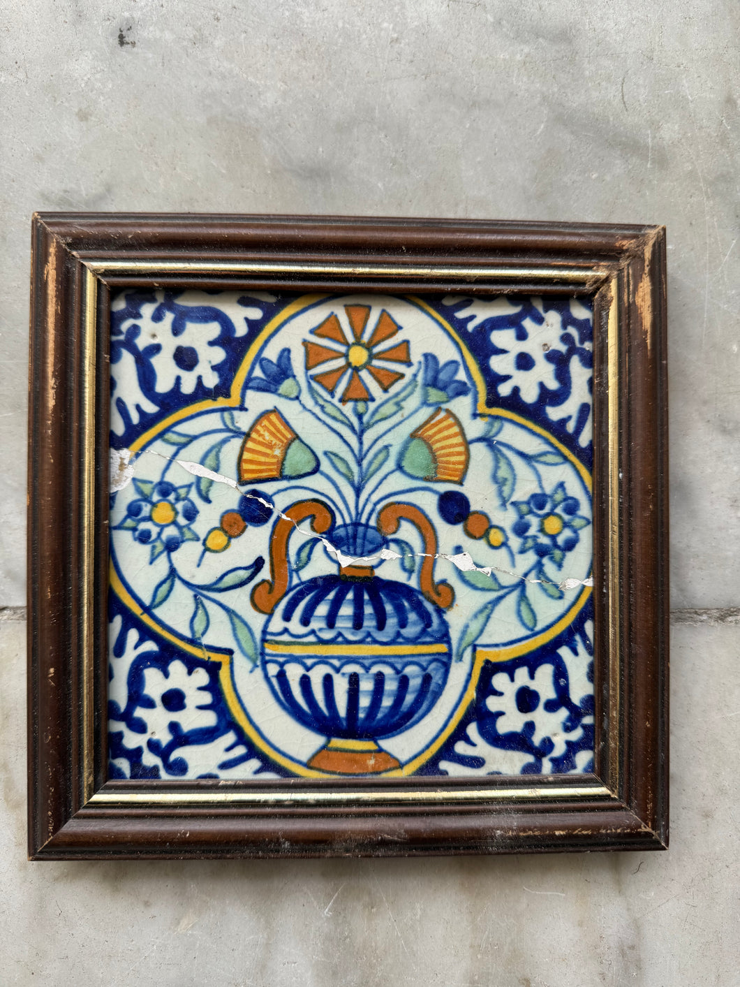 T34)17 th century delft polychrome tile flowervase