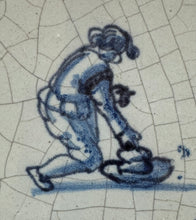 Afbeelding in Gallery-weergave laden, T50)delft 17 th century tile with child playing with a had ( goed)
