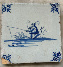 Afbeelding in Gallery-weergave laden, T48) 17th century delft tile with smoking fisherman
