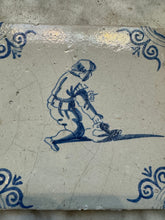 Afbeelding in Gallery-weergave laden, T52) 17 th century delft tile with child playing
