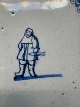Afbeelding in Gallery-weergave laden, T151)delft tile with man with fish/ herring
