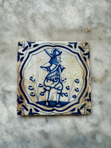 T16)delft tile with soldier