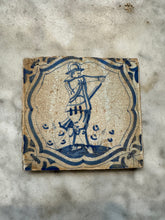 Load image into Gallery viewer, T20)Dutch tile with soldier with gun
