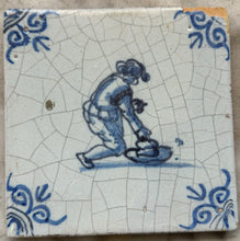 Afbeelding in Gallery-weergave laden, T50)delft 17 th century tile with child playing with a had ( goed)
