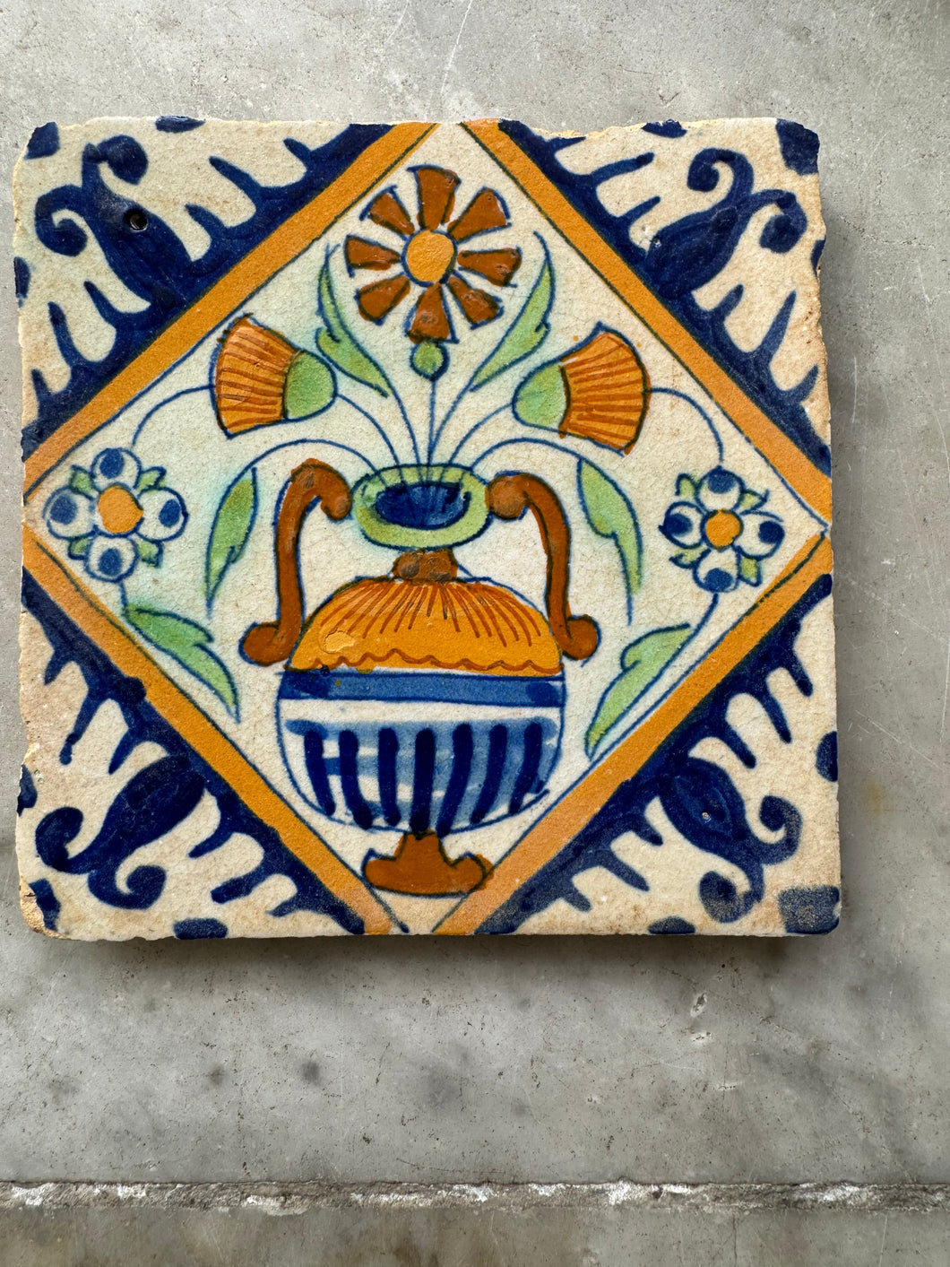 T36) 17 th century nice flowervase tile