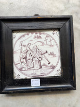 Afbeelding in Gallery-weergave laden, T110) Delft bible tile in  wooden frame
