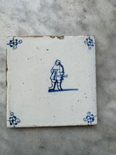 Afbeelding in Gallery-weergave laden, T151)delft tile with man with fish/ herring
