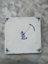 Afbeelding in Gallery-weergave laden, T153)delft tile with child with Kate
