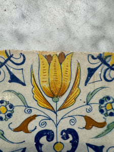 T56)delft tile with colored tulip vase 17 th century