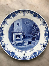 Afbeelding in Gallery-weergave laden, Royal Delft handpainted dutch plate with Christmas 2001
