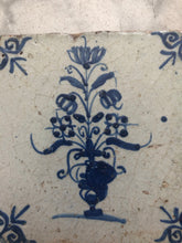 Afbeelding in Gallery-weergave laden, Handpainted dutch delft tile with flowervase around 1660
