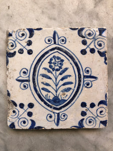Early 17 th century delft tile with oval flower