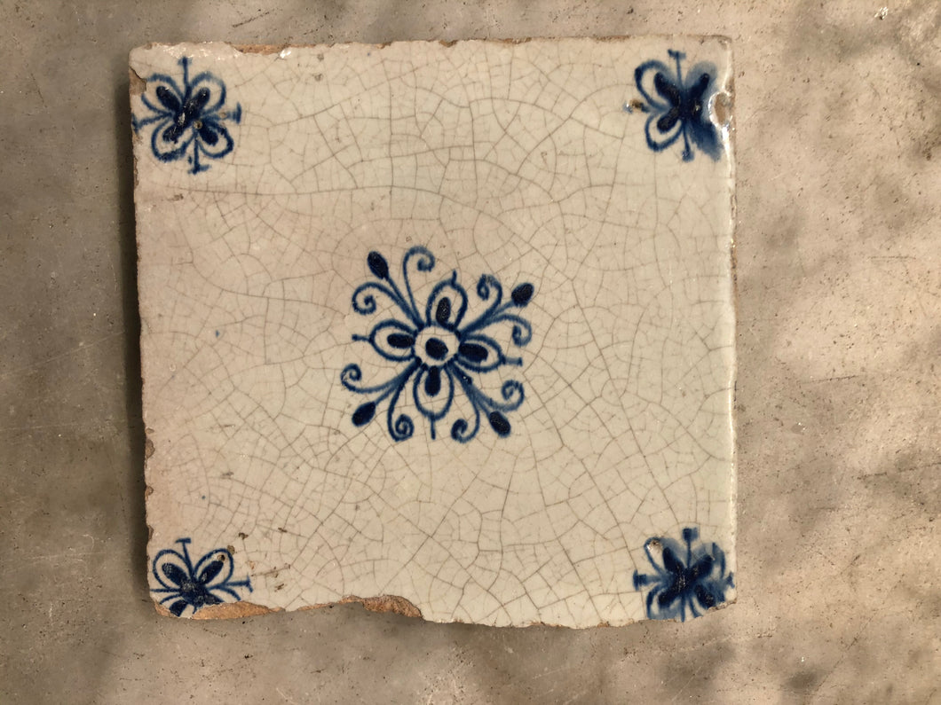 17 th century delft tile with ornement