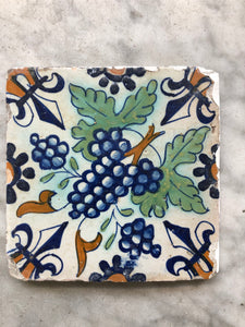 Early 17 th century delft tile grape