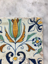 Afbeelding in Gallery-weergave laden, 17 th century delft tile with tulip
