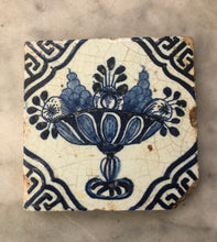 Load image into Gallery viewer, Flowerbasket tile 17th century
