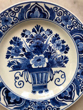 Load image into Gallery viewer, Small royal delft handpainted playe
