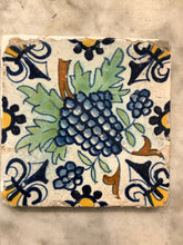 Afbeelding in Gallery-weergave laden, Nice 17 th century delft tile with grape
