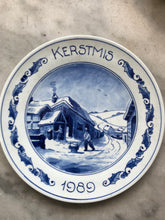 Load image into Gallery viewer, Royal Delft handpainted dutch plate with Christmas 1989
