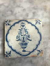 Load image into Gallery viewer, Nice 17th century flower tile
