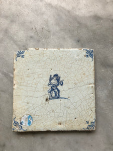 17 th century delft tile with violine player